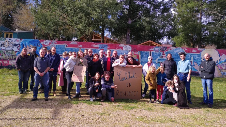 L'équipe, les allié·e·s et les habitant·e·s lors du week-end de restitution de la résidence.